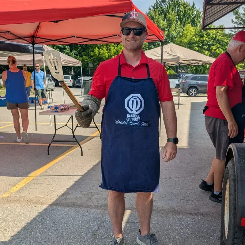 Justin Skrypnyk volunteering at an Oakridge Optimists community BBQ